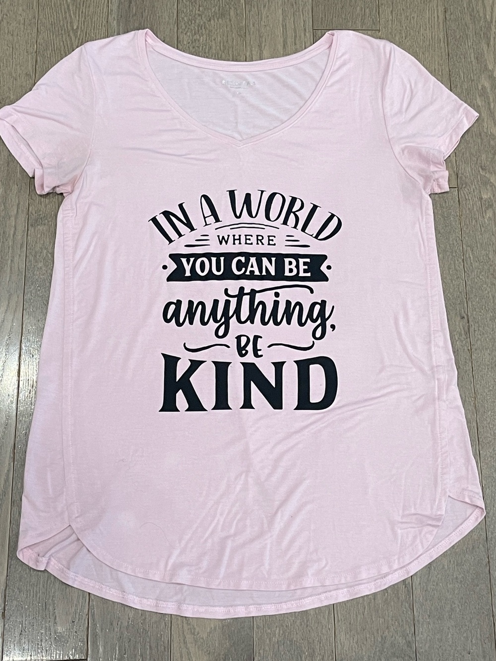 R Essentials Reitmans Be Kind Light Pink Graphic V Neck T Shirt Small